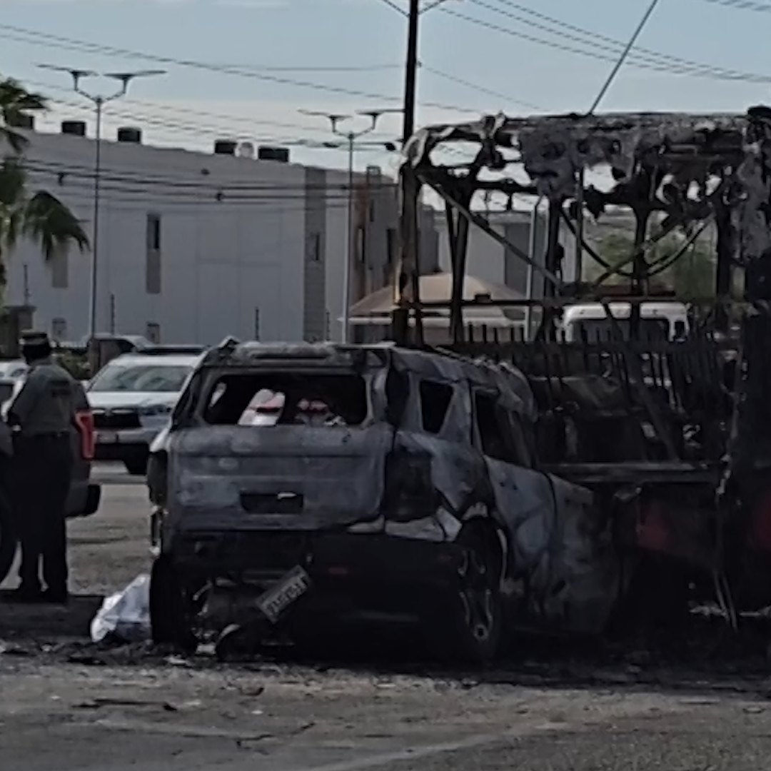 Accidente Vehicular en Mexicali Deja Dos Vehículos Incendiados y Una Persona Sin Vida